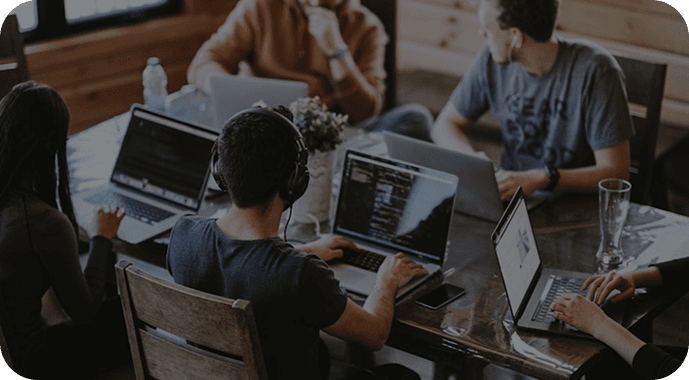 Team dat samenwerkt bij IT Solutions Worldwide